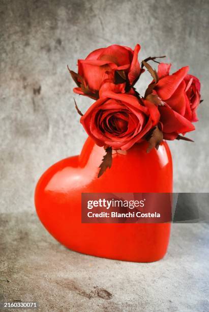 Heart Roses Vs Roses 2,007 Roses Heart Shape Stock Photos, High-Res Pictures, and Images ...