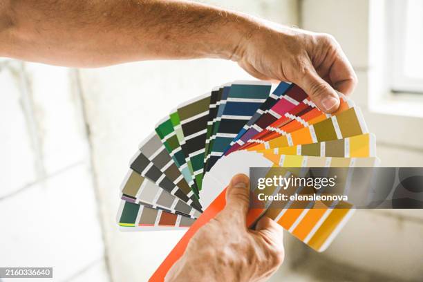 arbeiter bei der renovierung einer wohnung, color swatch, - farbprobe stock-fotos und bilder