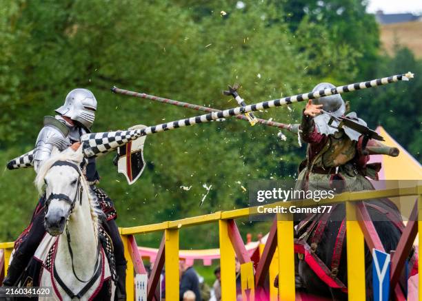 als mittelalterliche ritter verkleidete reiter bei einem reenactment-event - ritterturnier stock-fotos und bilder