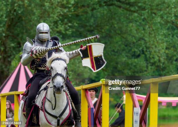 reiter als mittelalterlicher ritter verkleidet während einer nachstellung - ritterturnier stock-fotos und bilder