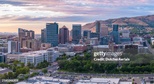 luftaufnahme der innenstadt von salt lake city bei sonnenuntergang - salt lake city stock-fotos und bilder