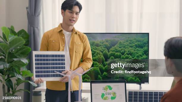 präsentation über solarenergielösungen in einem geschäftstreffen. - umweltverantwortung stock-fotos und bilder