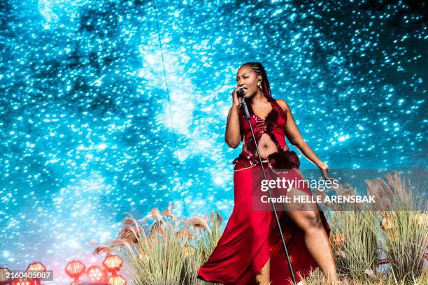 Temes Singer 141 Tems Singer Stock Photos, High-Res Pictures, and Images - Getty Images