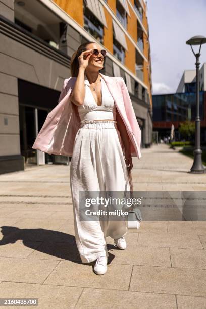 une belle femme d’affaires d’âge moyen marchant dans la rue du centre-ville - seulement des femmes dâge moyen photos et images de collection