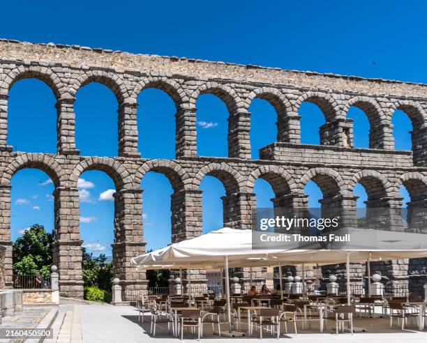 street café in front of aqueduct of segovia - segovia stock pictures, royalty-free photos & images