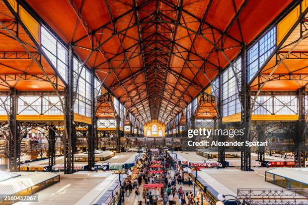 budapest great market hall with market stalls and people shopping, high angle view, budapest, hungary - cultura húngara fotografías e imágenes de stock