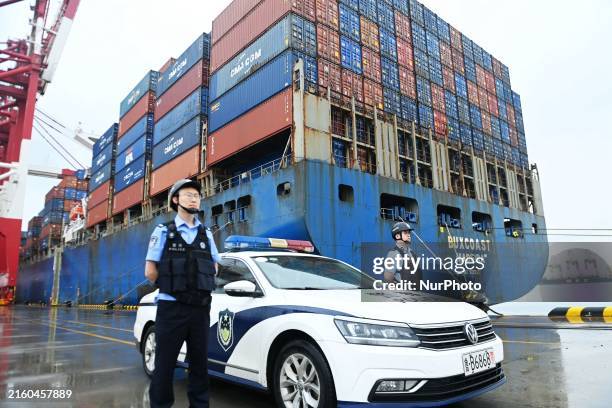 Police Container Terminal 1,267 Tracking Shipping Containers Stock Photos, High-Res Pictures, and ...