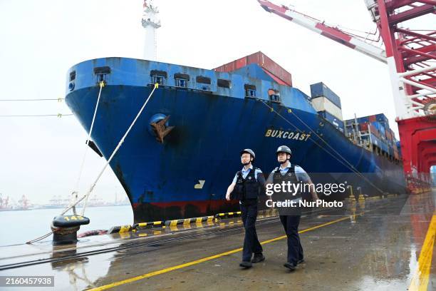 Police Container Terminal 1,267 Tracking Shipping Containers Stock Photos, High-Res Pictures, and ...
