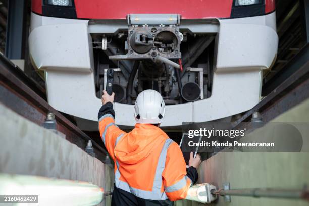 engineers inspect the scharfenberg coupler after every use. - transporte ferroviário imagens e fotografias de stock
