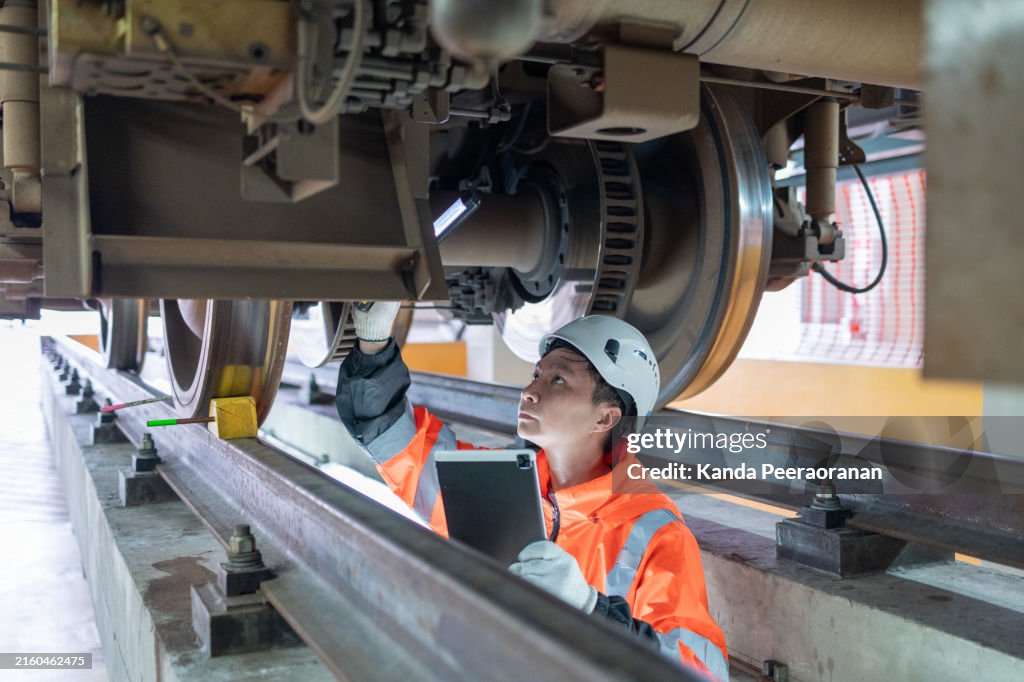 Railway technicians inspect the suspension brakes and axle stability control systems of electric locomotives to ensure they are ready for use.
