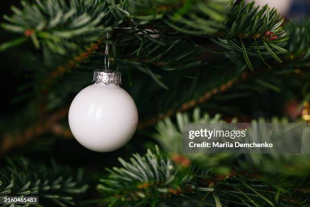 white bauble on christmas tree - ramo albero natale bianco foto e immagini stock