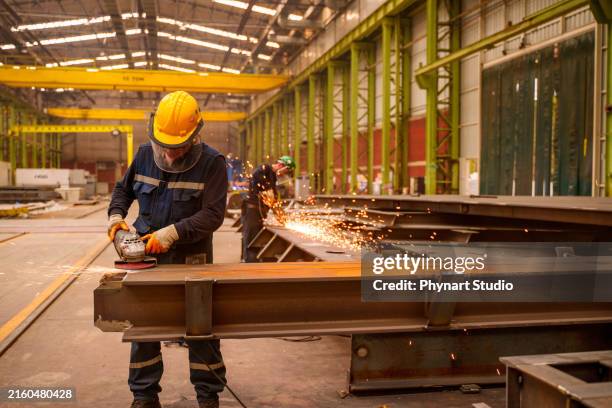 metal workers using a grinder - smid stockfoto's en -beelden