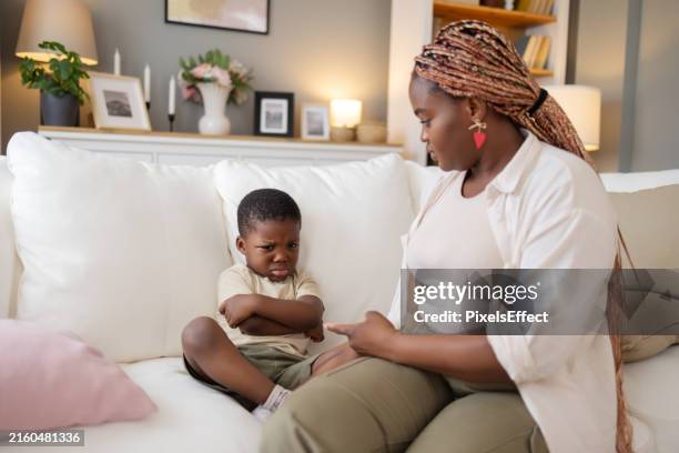 mutter schimpft mit ihrem kleinen sohn zu hause - trotzanfall stock-fotos und bilder