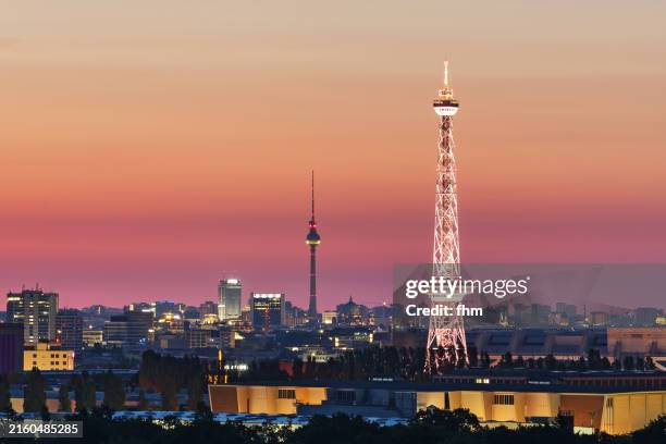 berlin city skyline with tv-tower and radiotower at sunset (germany) - tour de la radio de berlin photos et images de collection