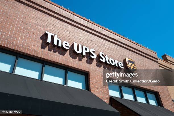 First Ups Store 1,104 Ups Store Stock Photos, High-Res Pictures, and Images - Getty Images