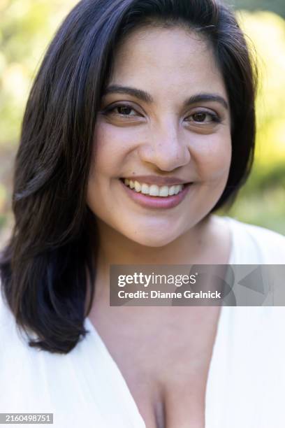 close up portrait of a beautiful hispanic woman - decolleté stockfoto's en -beelden