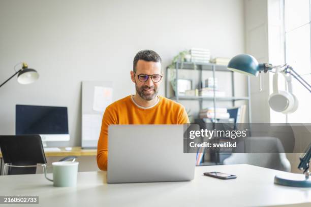 working day in office - usar portátil imagens e fotografias de stock