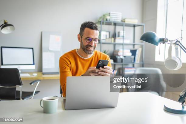 día de trabajo en la oficina - caballero fotografías e imágenes de stock