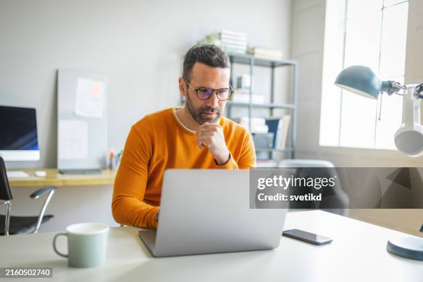 día de trabajo en la oficina - un solo hombre fotografías e imágenes de stock