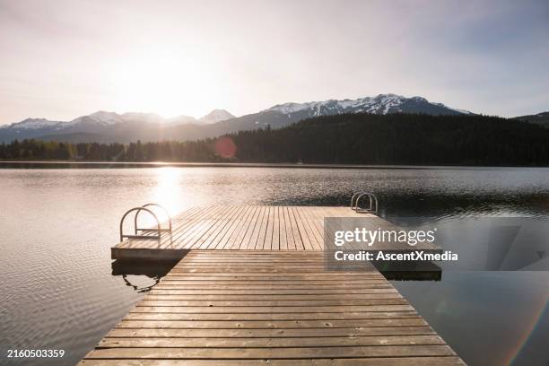 vista sul molo sul lago all'alba - molo foto e immagini stock