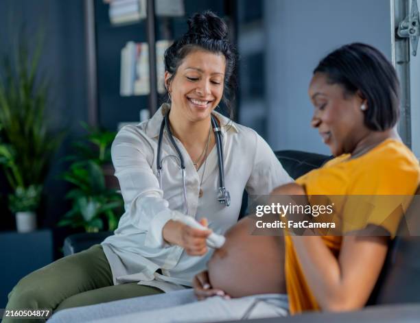 cita prenatal en el consultorio - comadrona fotografías e imágenes de stock