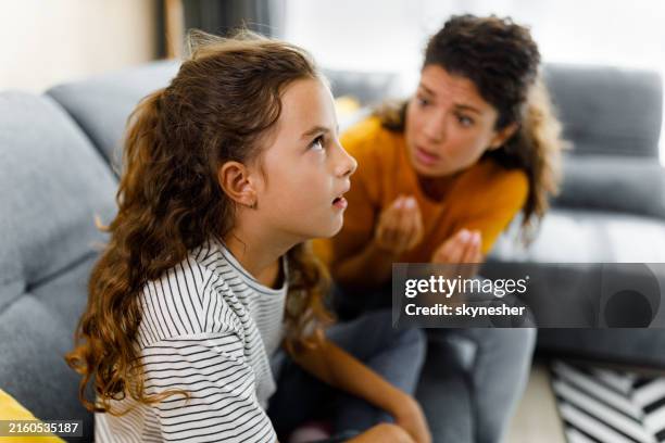 oh, dios mío, ¿alguna vez va a dejar de hablar? - padre e hijas fotografías e imágenes de stock