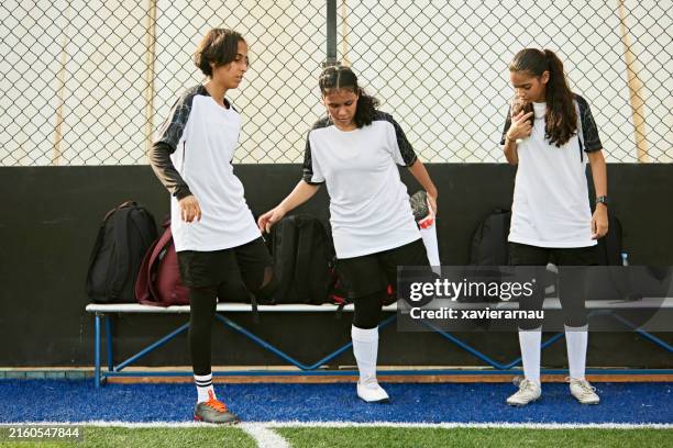 de jeunes athlètes saoudiens s’étirent avant un entraînement de football - limites du terrain photos et images de collection