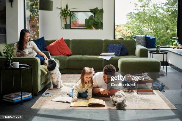 father and daughter spending quality time together - inomhus bildbanksfoton och bilder