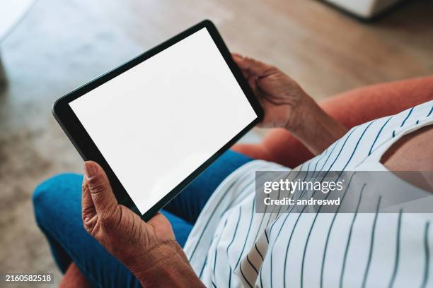hand-auf-digital-tablet-modell mit leerem bildschirm - old monitor computer stock-fotos und bilder