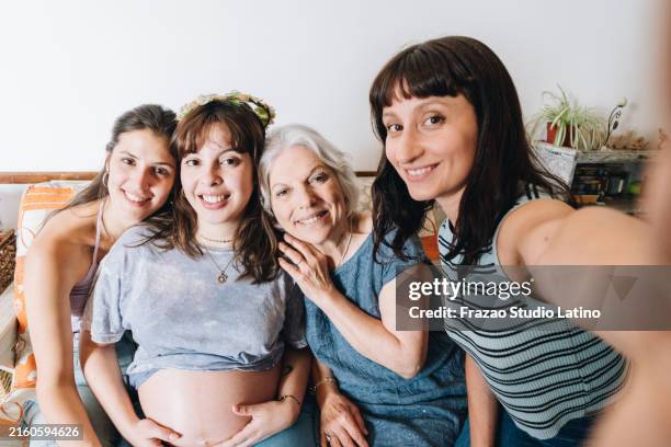 junge schwangere frau, die zu hause ein selfie mit der familie macht - kameraperspektive - alte und junge lesbische frauen stock-fotos und bilder