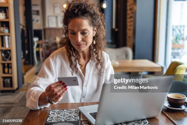 a payment from a client has just arrived in my bank account - online shopping credit card stock pictures, royalty-free photos & images