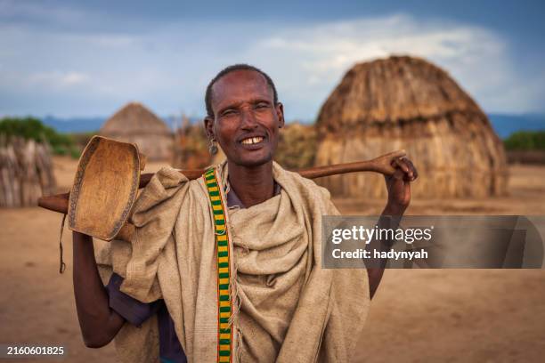portrait of old man from erbore tribe, ethiopia, africa - etiopia foto e immagini stock