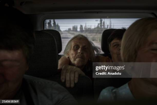 The chaplain Leonid Nomerchuk and Irish volunteer Arthur Jones have evacuated 11 civilians and two dogs from the town of New York as Torecki has so...