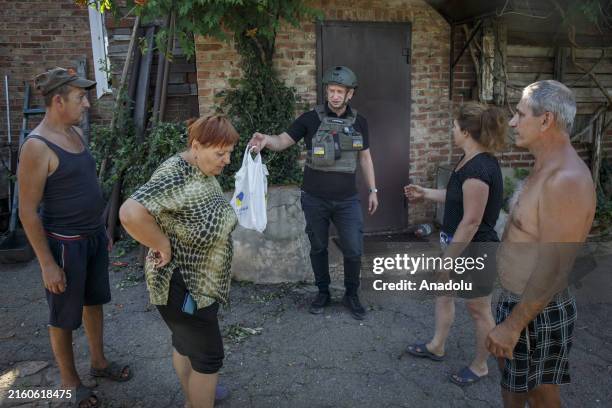 The chaplain Leonid Nomerchuk and Irish volunteer Arthur Jones have evacuated 11 civilians and two dogs from the town of New York as Torecki has so...