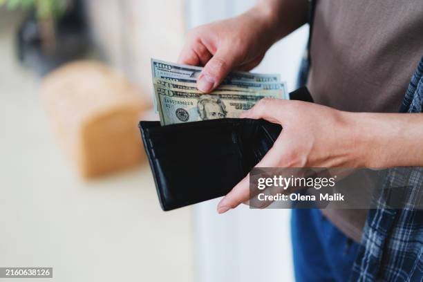 man taking money out of wallet, american dollar banknotes. - unidade monetária dos estados unidos imagens e fotografias de stock