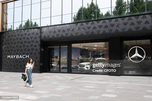 131 Mercedes Benz Maybach Centre Stock Photos, High-Res Pictures, and ...