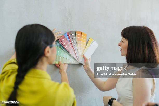 auswahl des farbtons aus einem farbmuster - designberuf stock-fotos und bilder
