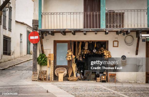second hand shop in chinchón - distrito histórico imagens e fotografias de stock