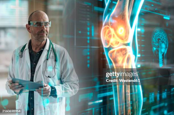 ilustrações de stock, clip art, desenhos animados e ícones de doctor wearing futuristic eyeglasses and analyzing knee with help of ai technology - fisiologia