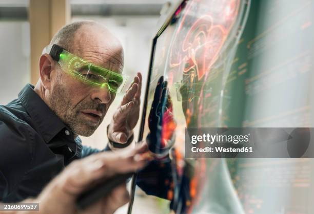 ilustraciones, imágenes clip art, dibujos animados e iconos de stock de focused doctor analyzing human brain function with help of ai technology eyeglasses - ordenador para utilizar como accesorio