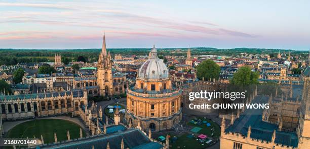 luftaufnahme der radcliffe camera und des all souls college in oxford, großbritannien - historisches bauwerk stock-fotos und bilder