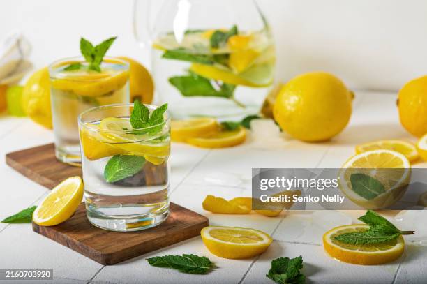 summer refreshing lemonade on a light background and copy space - cure détox photos et images de collection