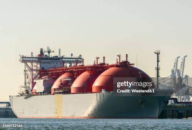 lng tanker on ship moored at harbor - olietanker stockfoto's en -beelden