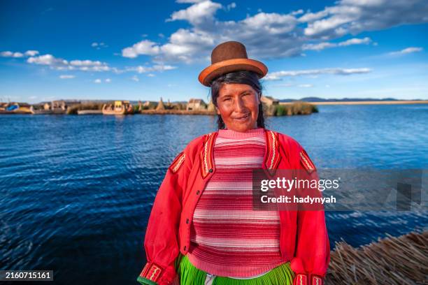 portrait of happy woman on uros floating island, lake tititcaca - titicacasee stock-fotos und bilder