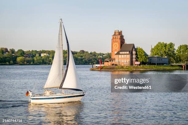 germany, hamburg, sailboat passing lotsenstation seemannshoft station - elbe stock-fotos und bilder