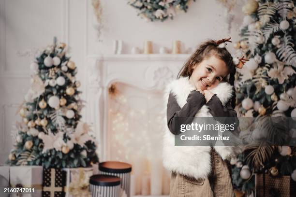 portrait of beautiful girl standing celebrating christmas dressing white knitted jumper - glamour fotografías e imágenes de stock