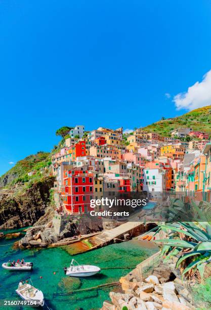 colorful landscape view of riomaggiore on a sunny summer day in cinque terre, liguria, italia - cinque terre foto e immagini stock