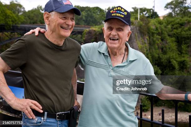 us-veteranen lachen vor malerischer kulisse - kriegsveteranen gedenktag stock-fotos und bilder