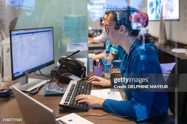 Images Customer Service Computer 24,104 Computer Helpdesk Stock Photos, High-Res Pictures, and Images ...