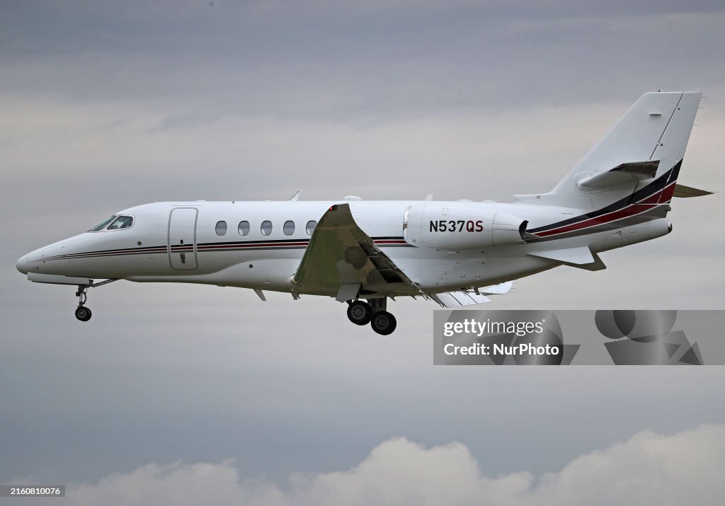 Diverse aircraft landing